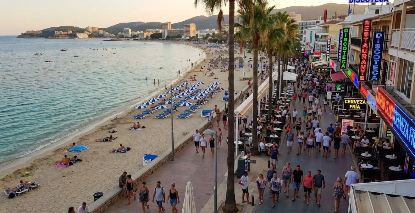 Geteilte Ansicht zeigt ruhigen Strand Magaluf links und belebte Clubstrasse Punta Ballena rechts